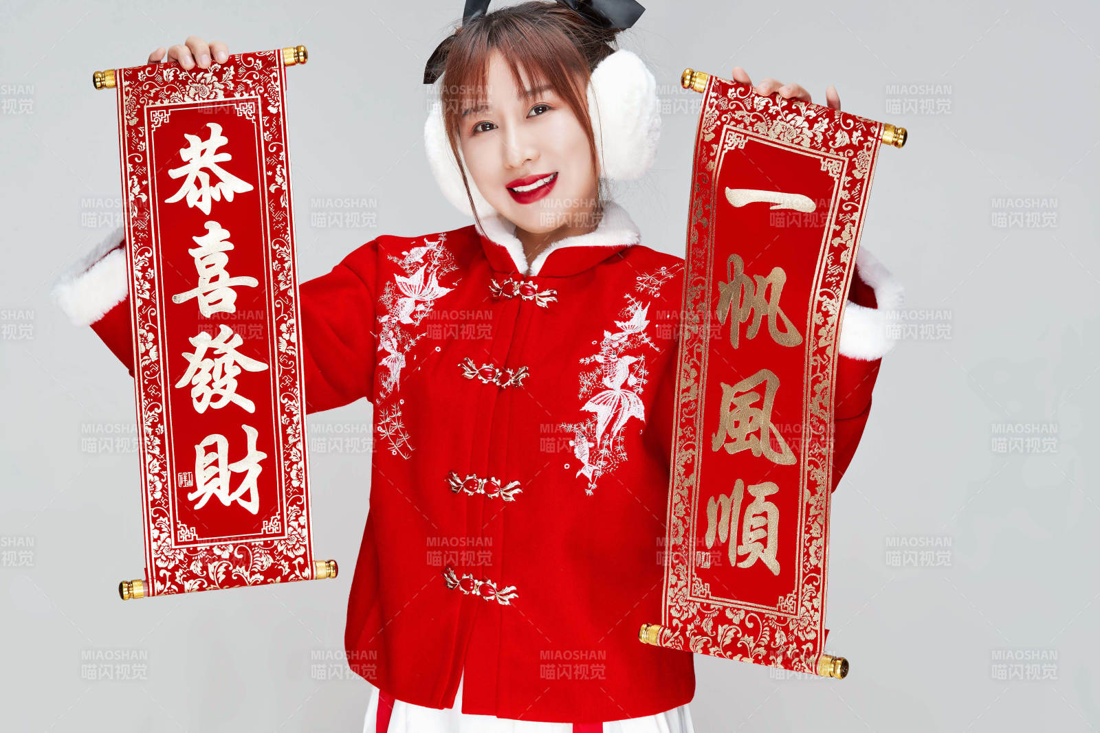 手持春联身穿喜庆汉服的可爱少女图片