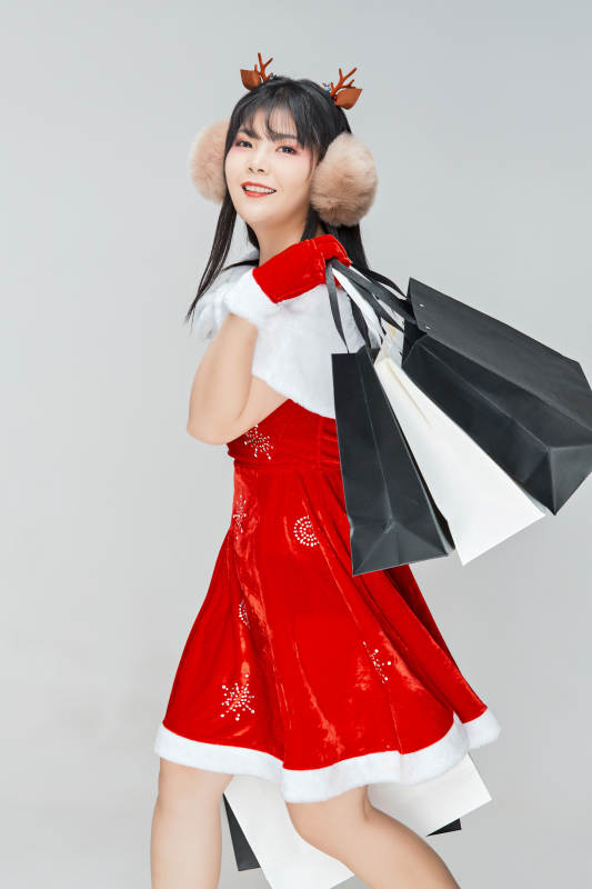 身穿圣诞服饰手提购物袋性感可爱的圣诞女郎图片