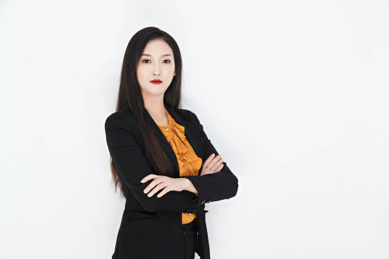 白色背景下的美丽商务女性肖像图片