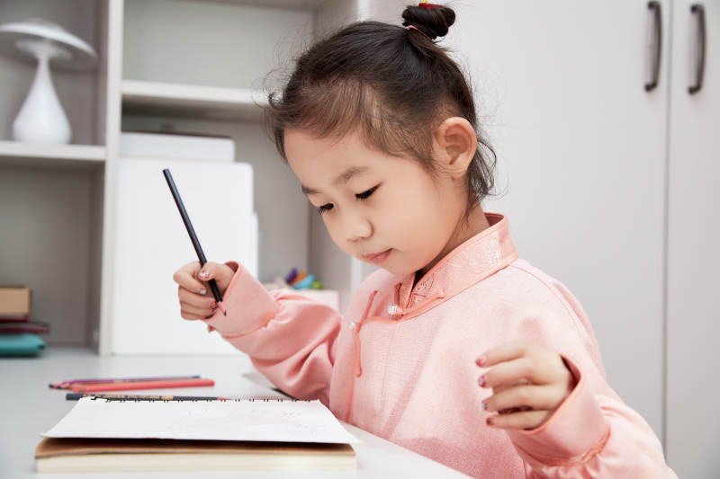 在家玩耍的亚洲小女孩图片