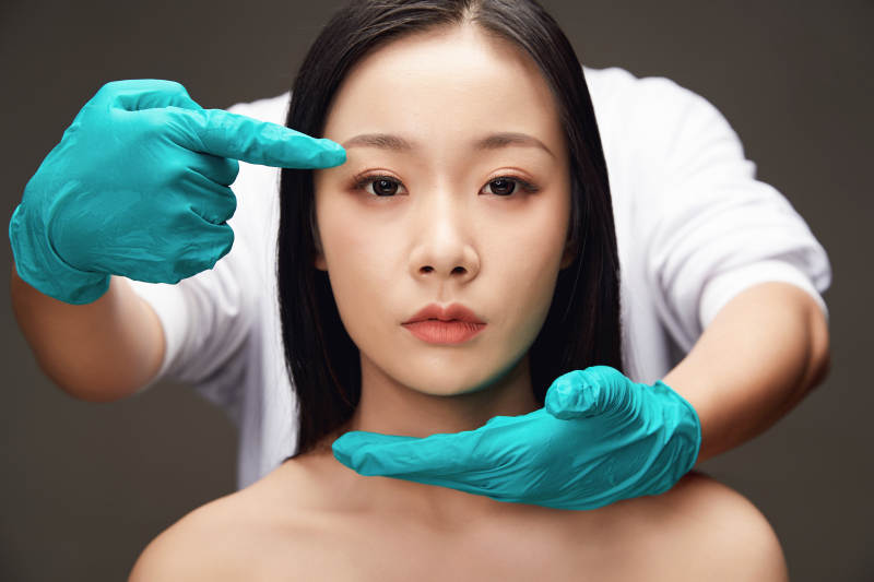 黑色背景里的亚洲美女面部特写医美整容图片