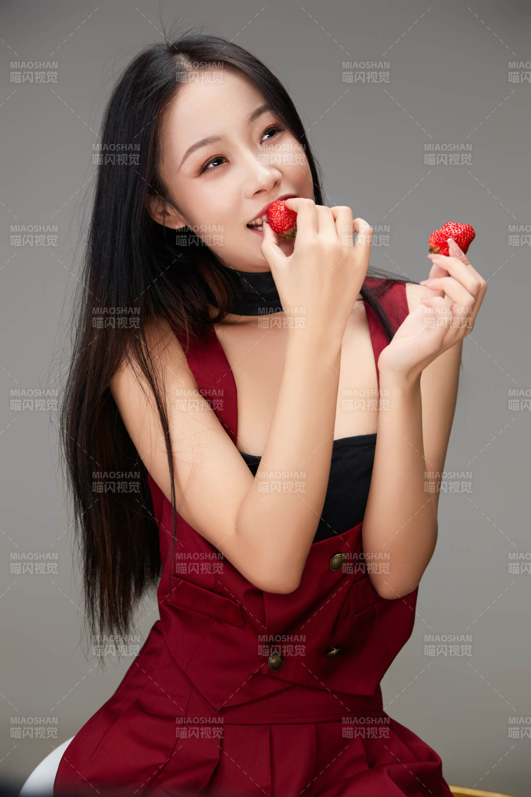 吃水果的亚洲东方长发少女图片