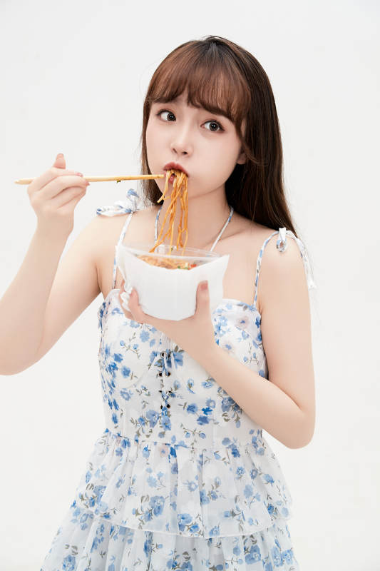 大吃特吃的亚洲可爱少女人像图片