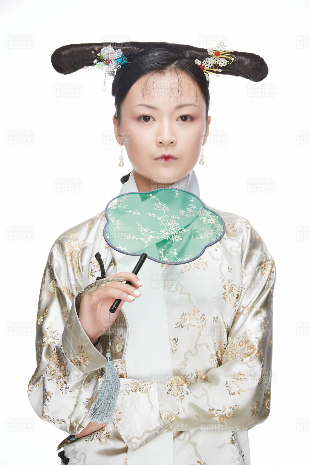 白色背景下的清代女性古装造型清朝古装图片