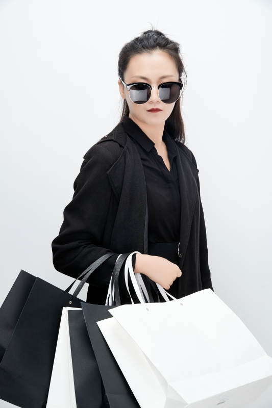 白色背景下手提购物袋时尚美丽的亚洲少女图片