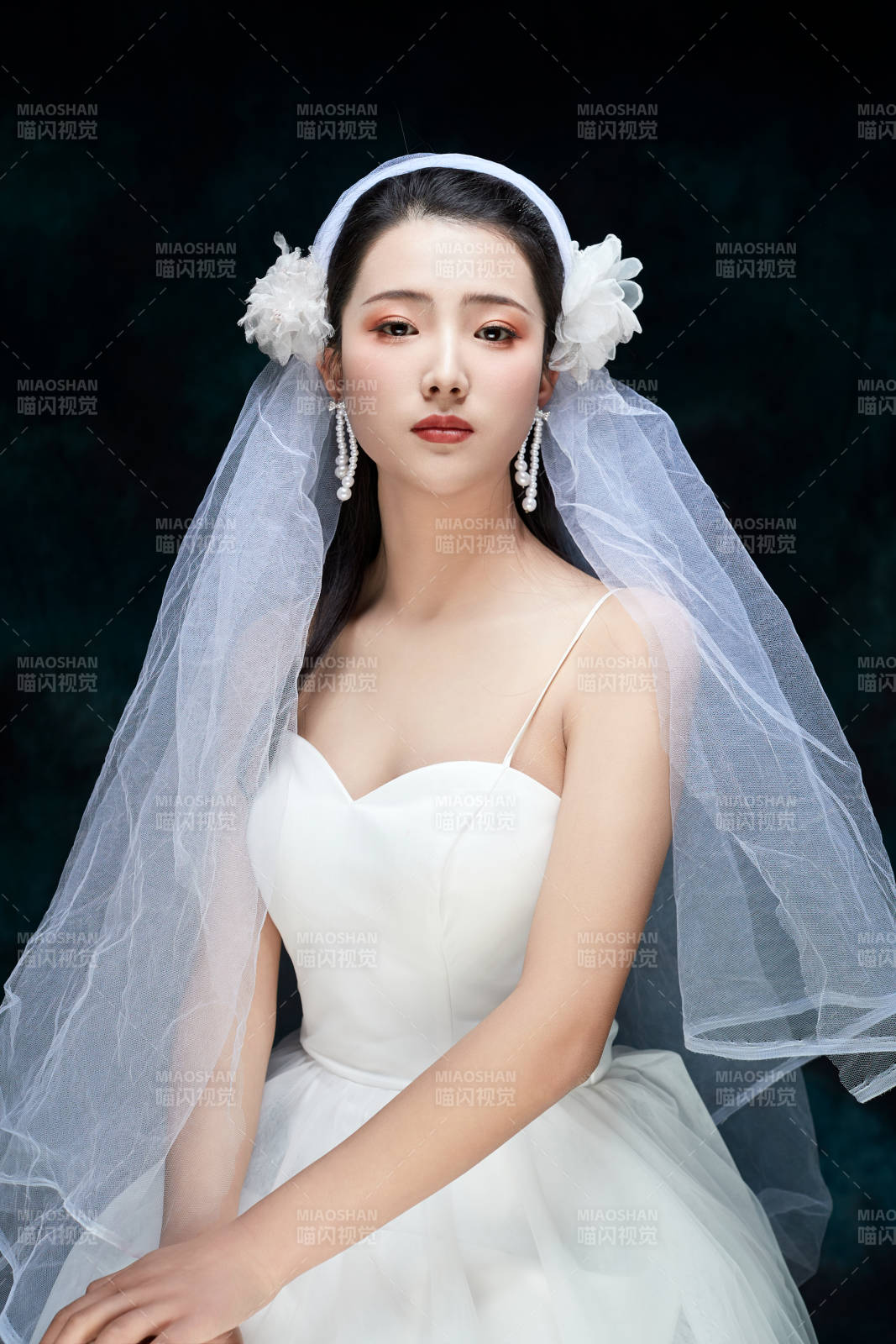 黑色背景下的女性复古婚纱妆面图片