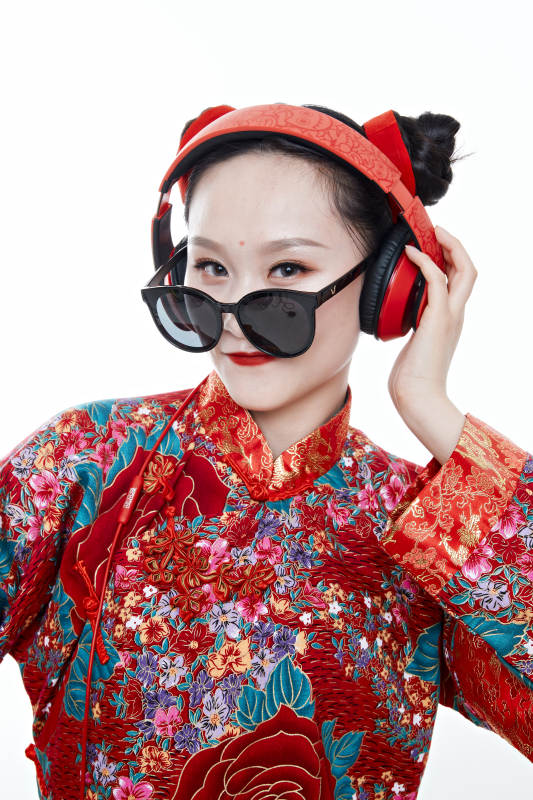 身穿中国传统服饰的青年女性图片