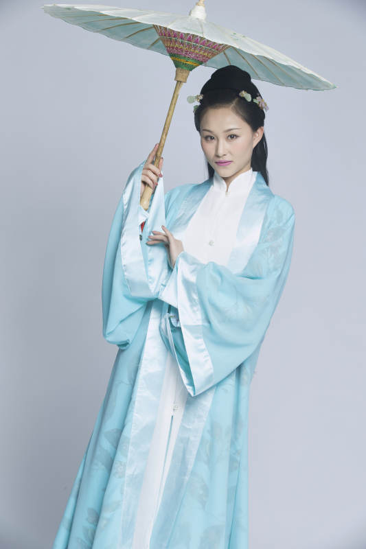 身穿古装的汉服女性人像汉服影棚拍摄图片