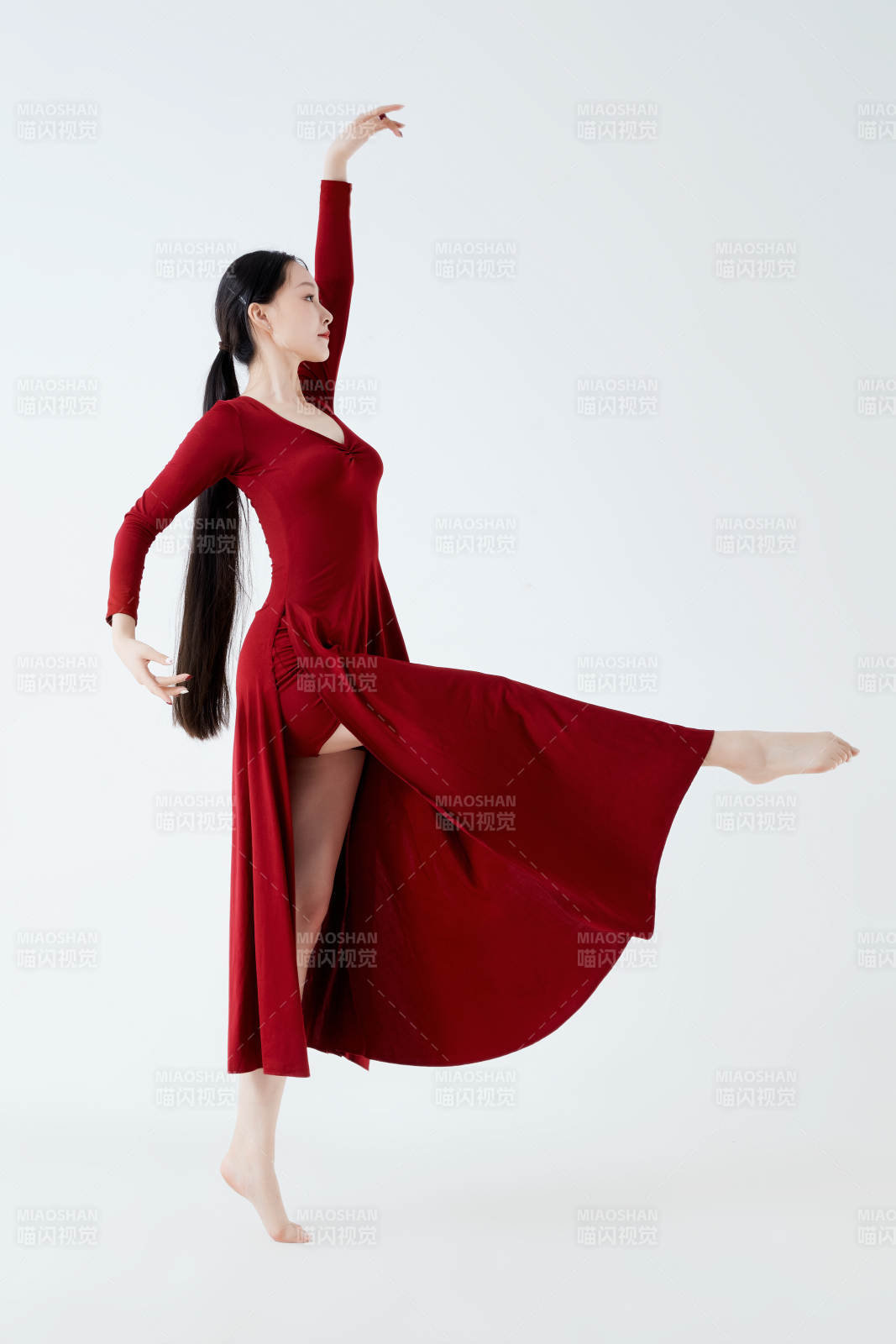穿着红色长裙翩翩起舞的少女图片
