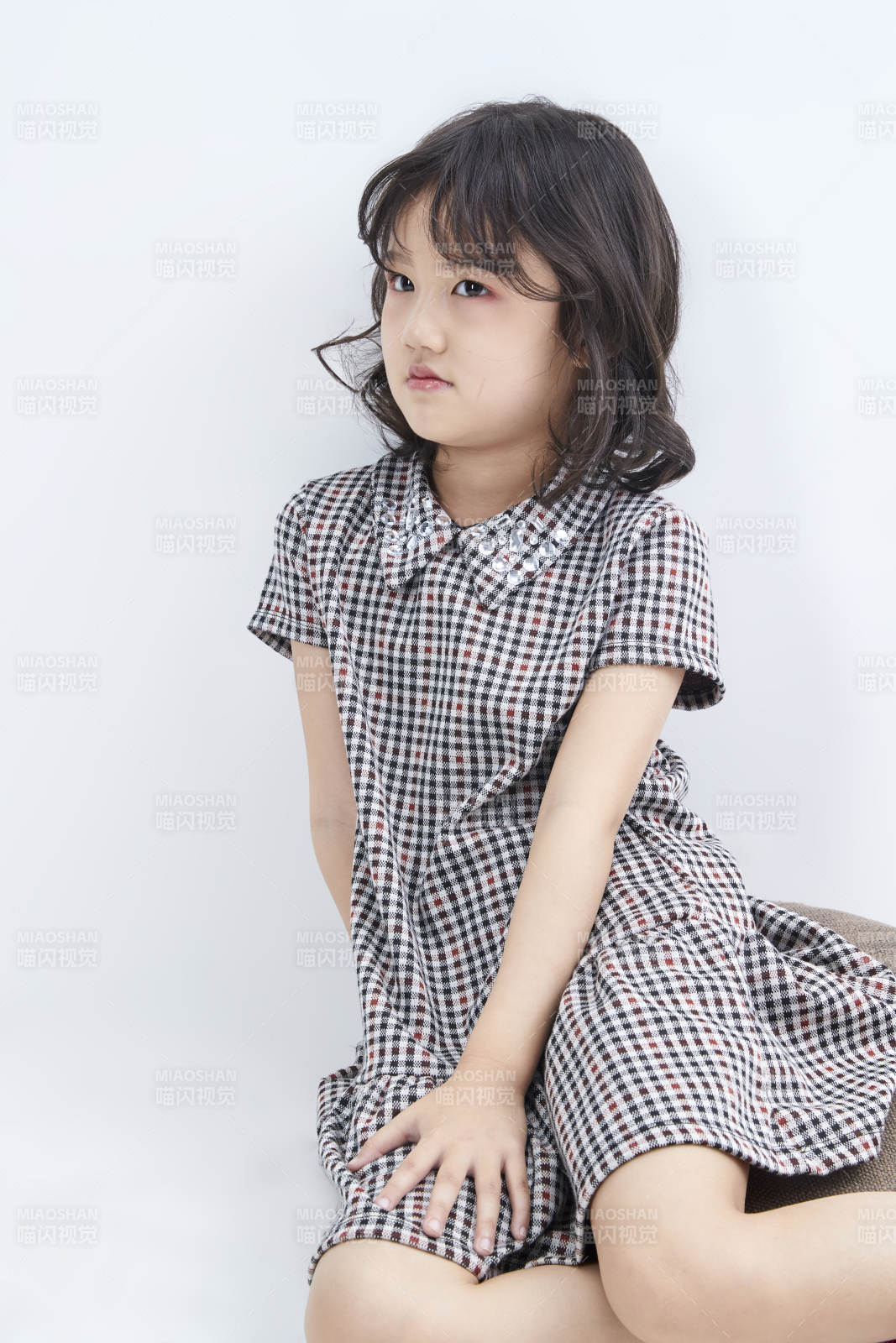 白色色背景的可爱的亚洲小女孩儿童图片