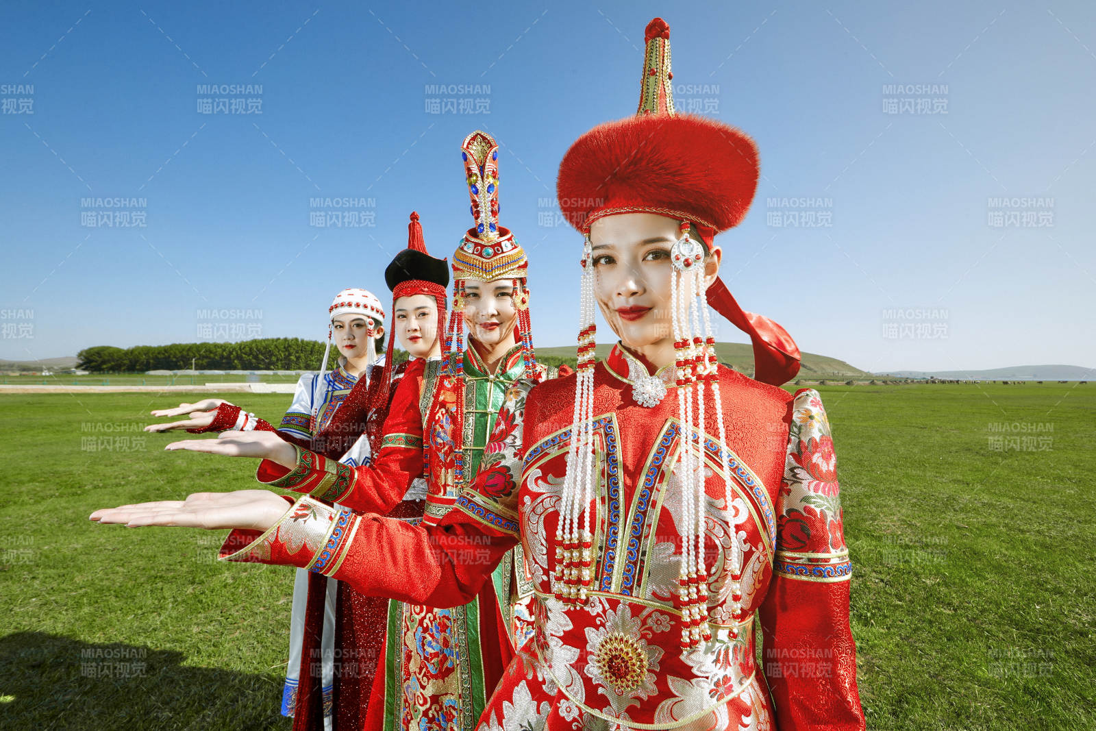 草原上穿着蒙古族传统服饰的亚洲年轻美少女图片