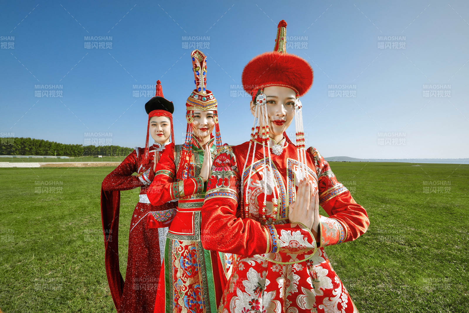 草原上穿着蒙古族传统服饰的亚洲年轻美少女图片