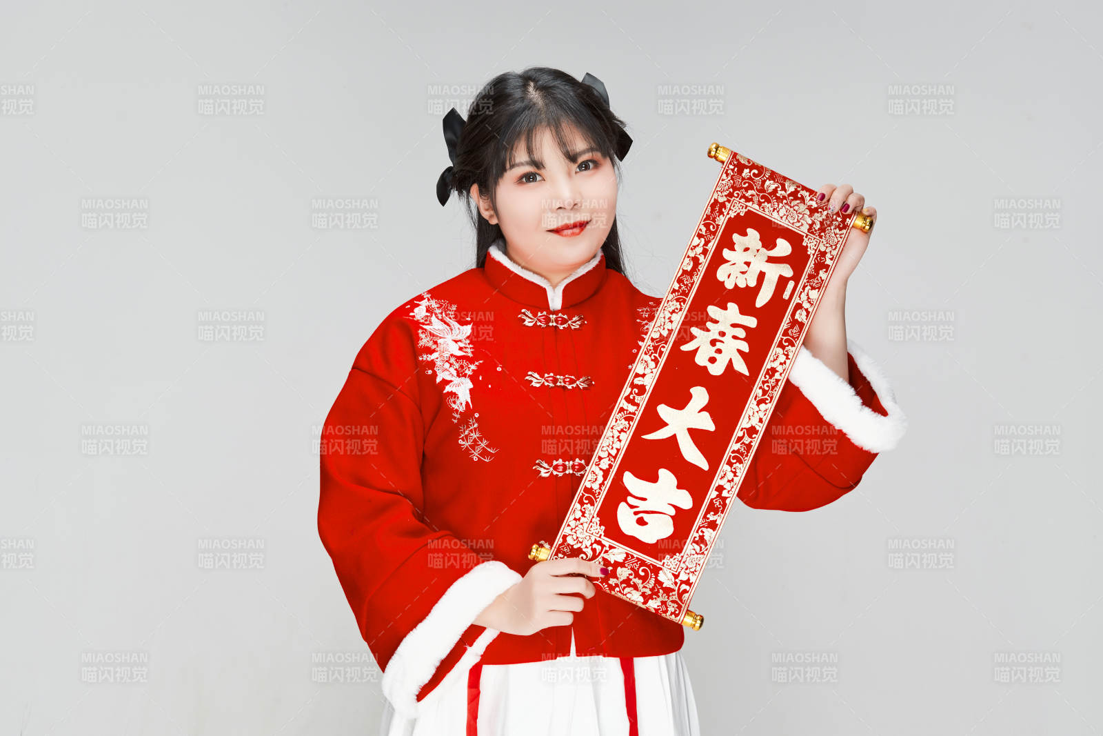 手持春联身穿喜庆汉服的可爱少女图片