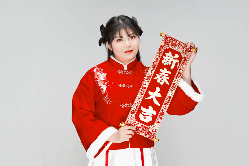 手持春联身穿喜庆汉服的可爱少女图片