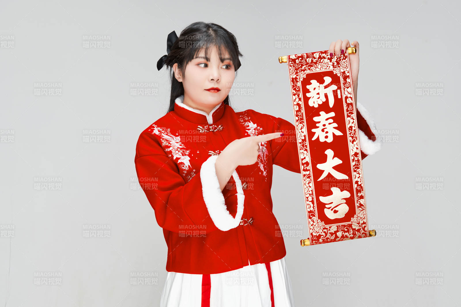 手持春联身穿喜庆汉服的可爱少女图片