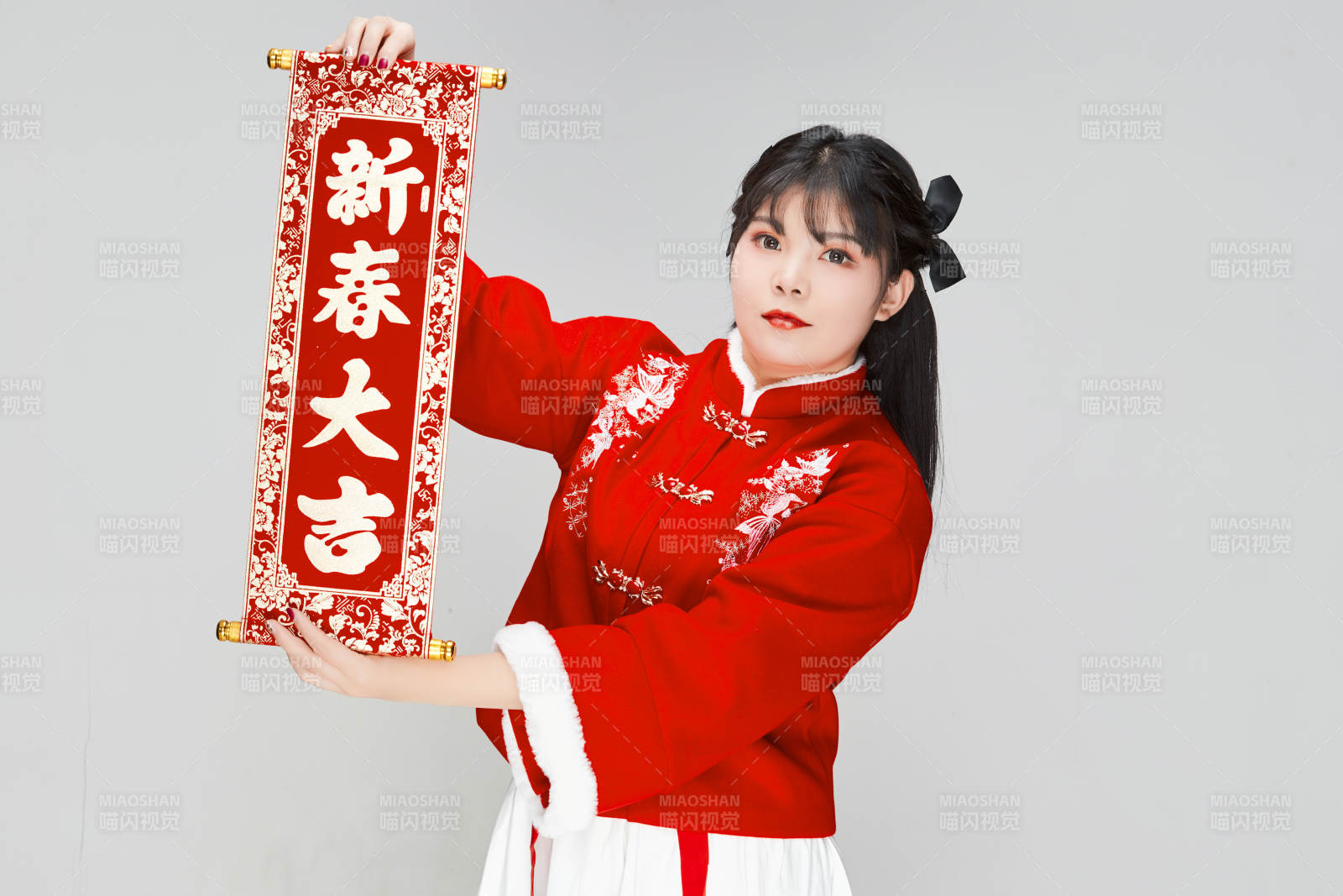 手持春联身穿喜庆汉服的可爱少女图片