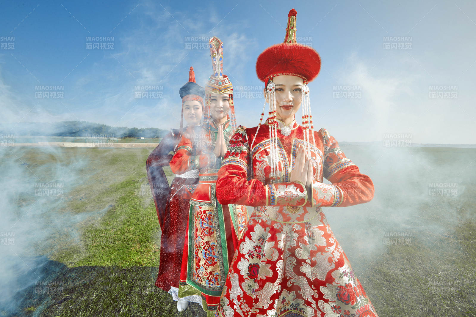 草原上穿着蒙古族传统服饰的亚洲年轻美少女图片