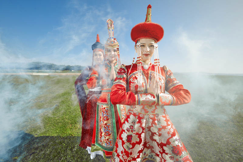 草原上穿着蒙古族传统服饰的亚洲年轻美少女图片