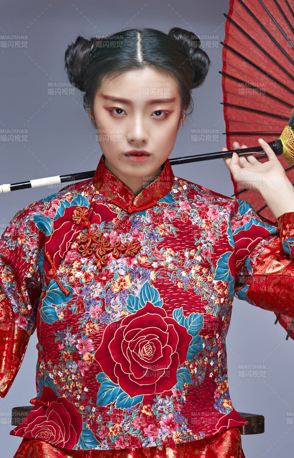 身穿中国秀禾服手撑油纸伞的亚洲女性模特图片