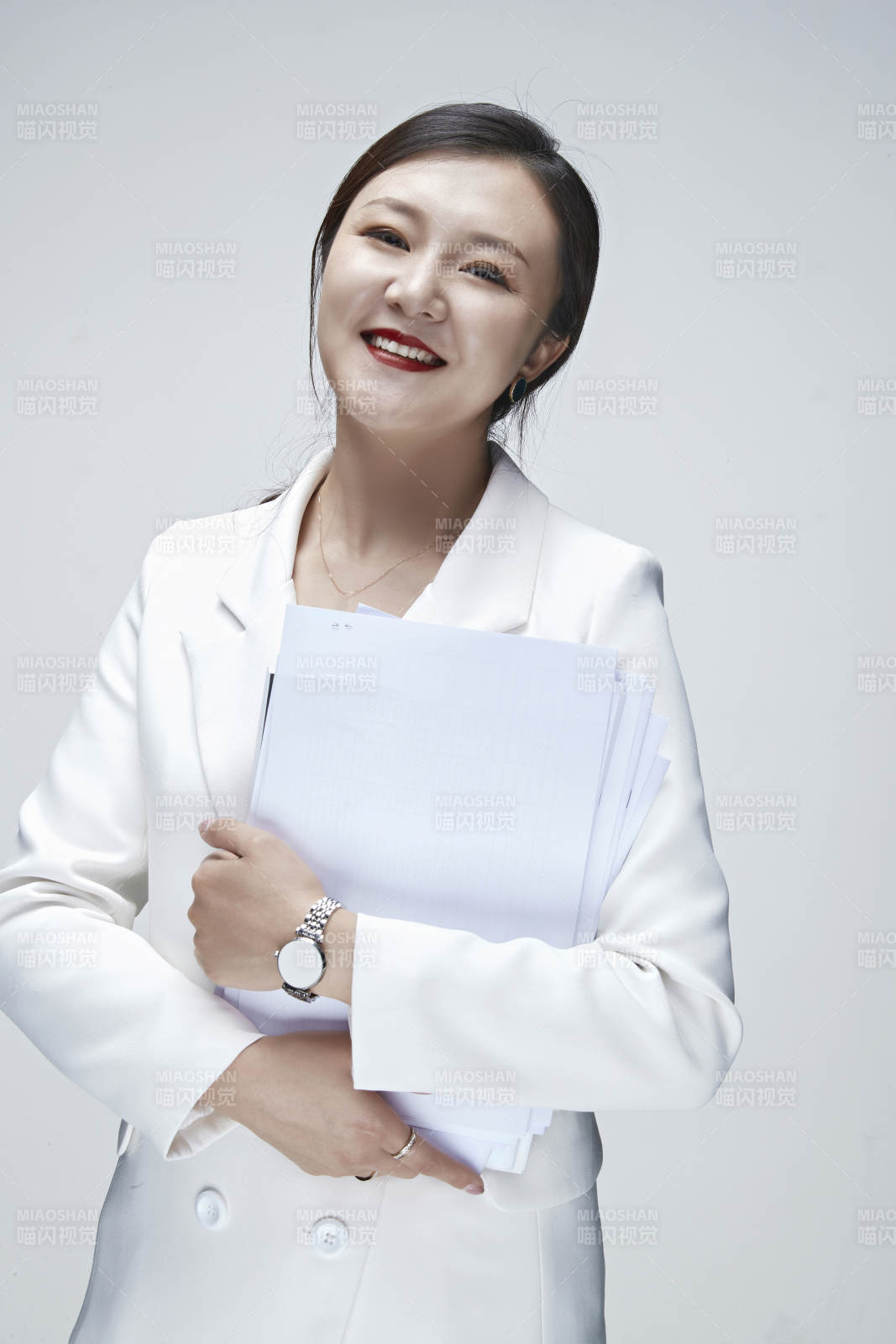 影棚拍摄白色背景亚洲年轻女性商务人像图片