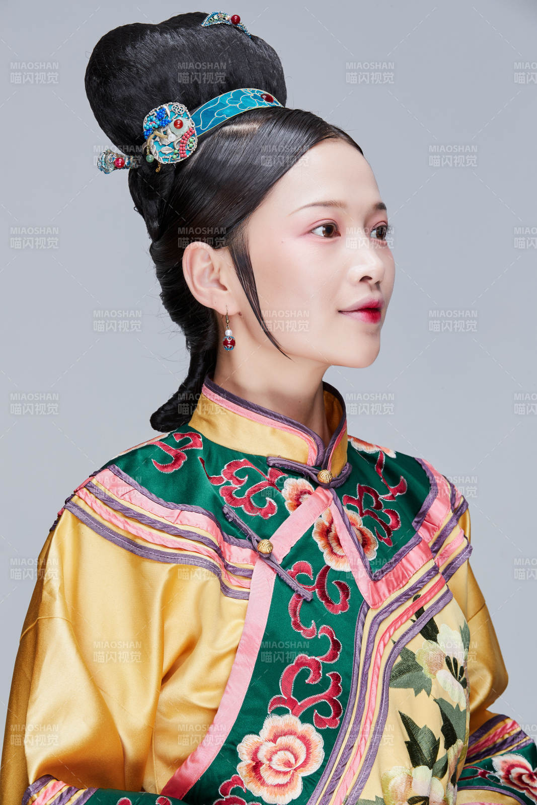 白色背景下的清代女性古装造型清朝古装图片