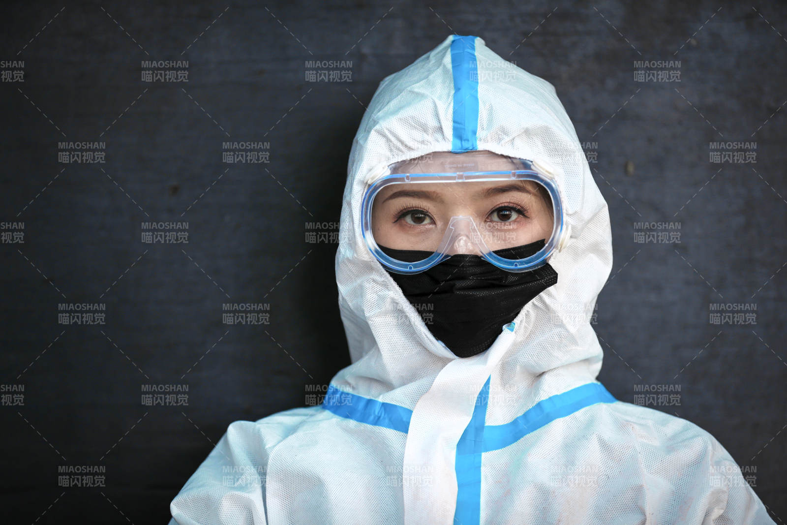 穿白色防护服佩戴护目镜口罩的女性防护人员图片