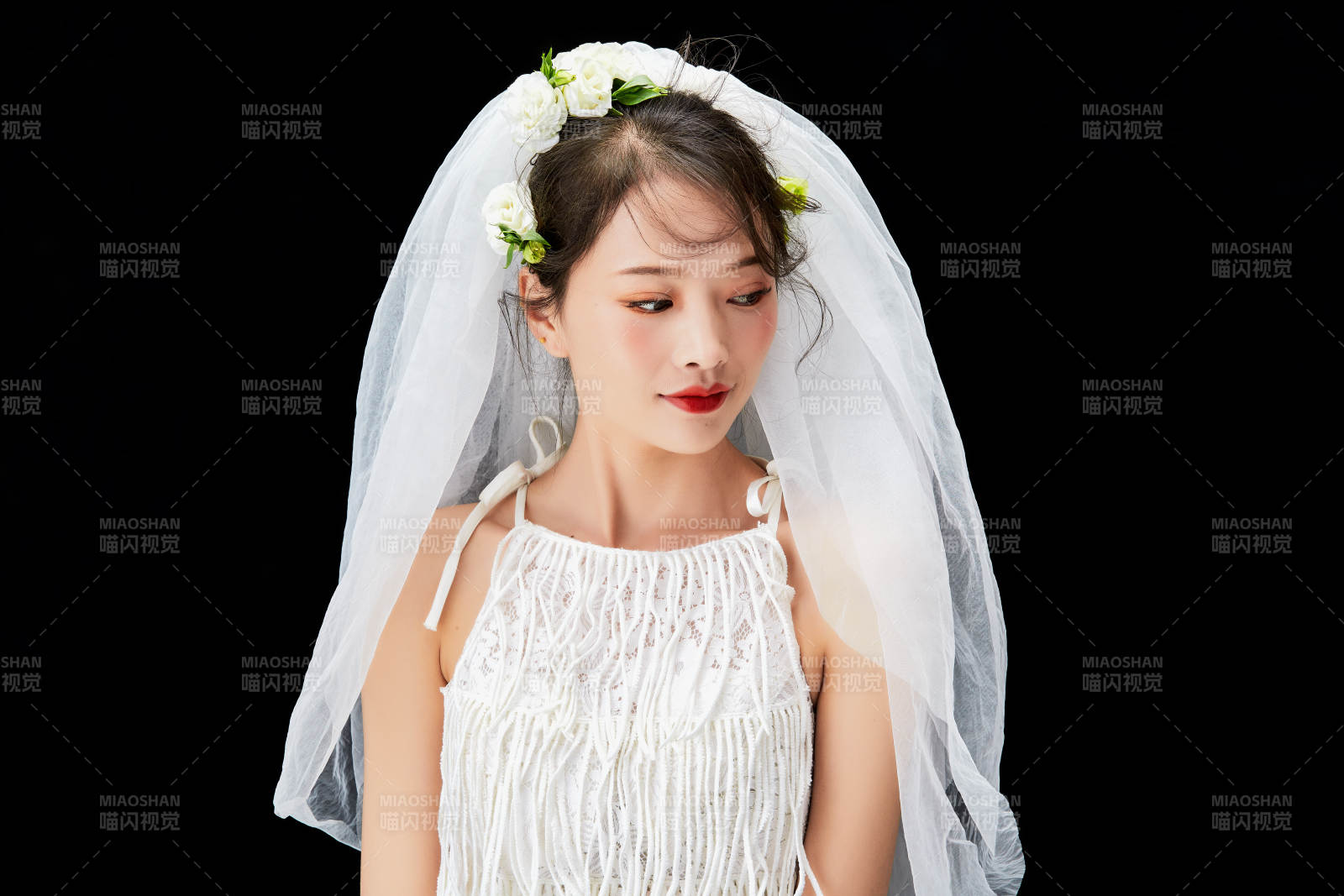 黑色背景下的美妆新娘彩妆人像图片