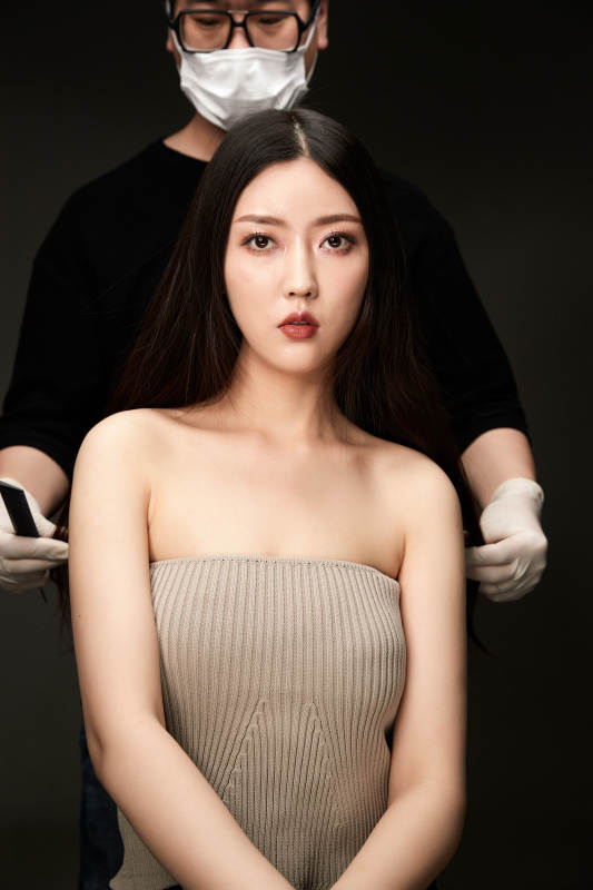 进行美妆化妆的化妆师与模特图片