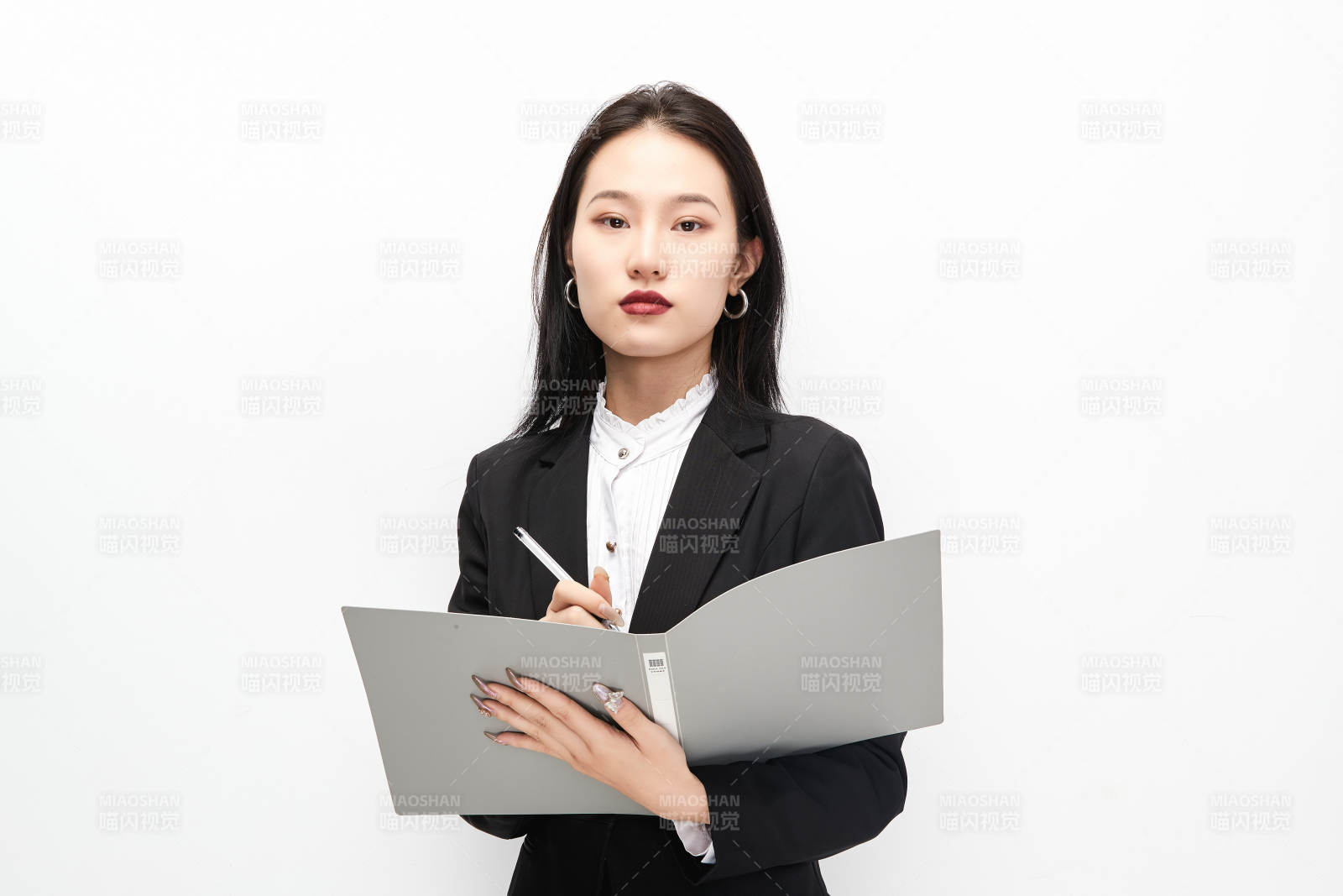 身穿西服拿着文件夹的美丽商务女士图片