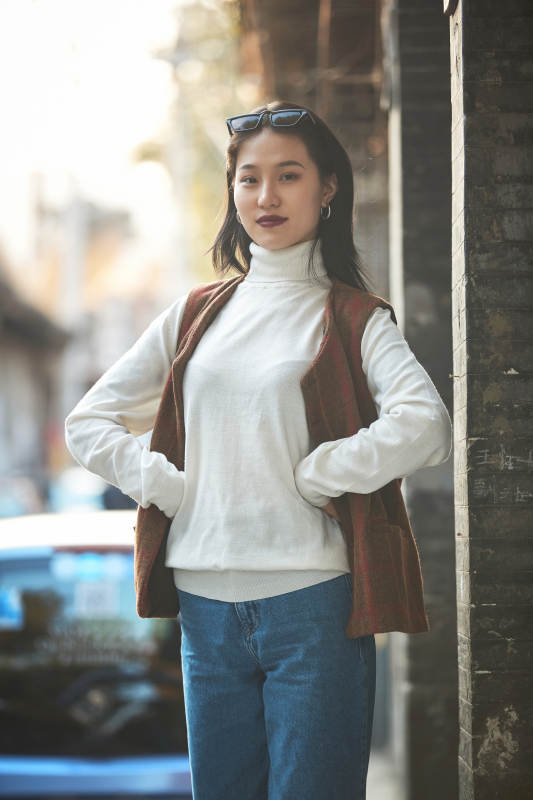 老旧城区里穿着复古港风的美丽清纯少女图片