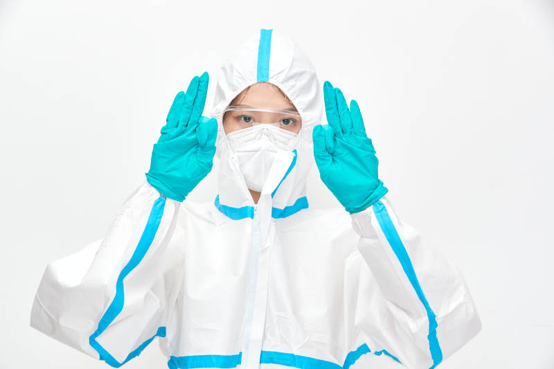 穿白色防护服佩戴护目镜口罩的女性医疗人员图片