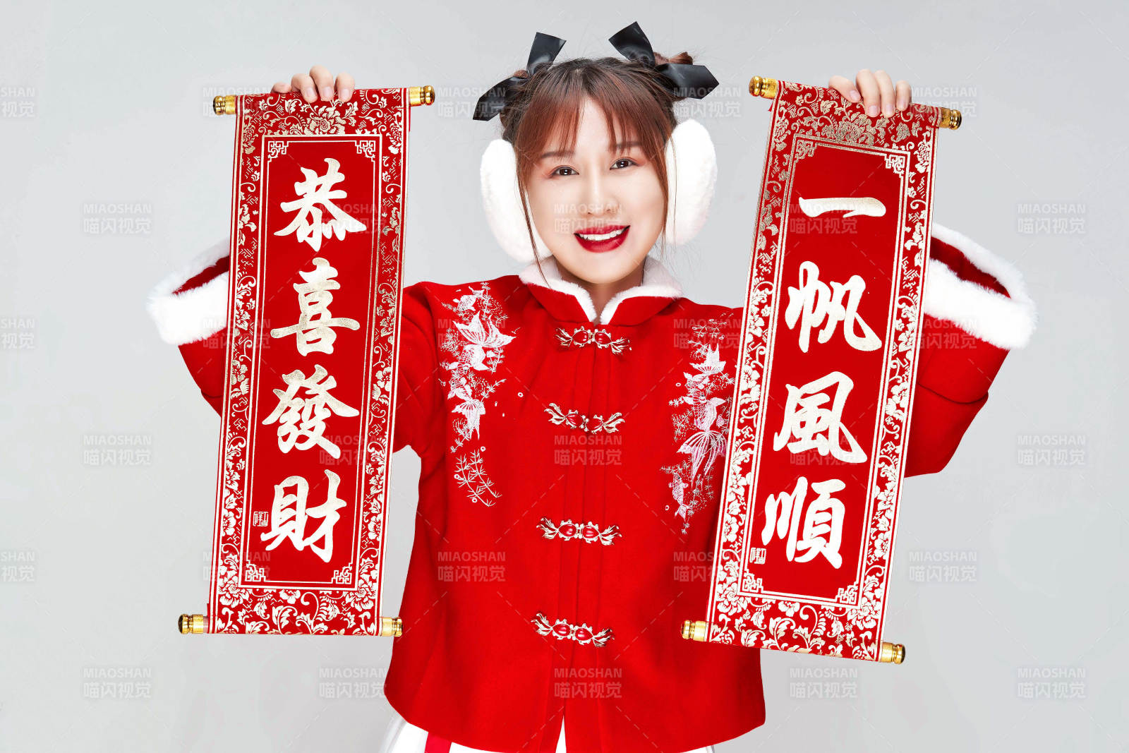 手持春联身穿喜庆汉服的可爱少女图片