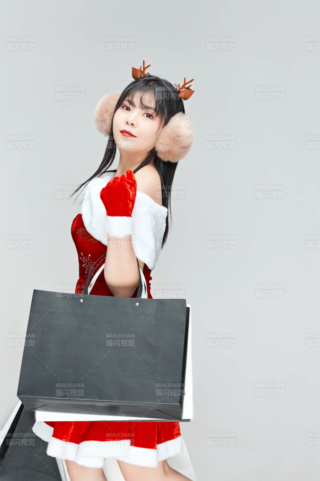 身穿圣诞服饰手提购物袋性感可爱的圣诞女郎图片