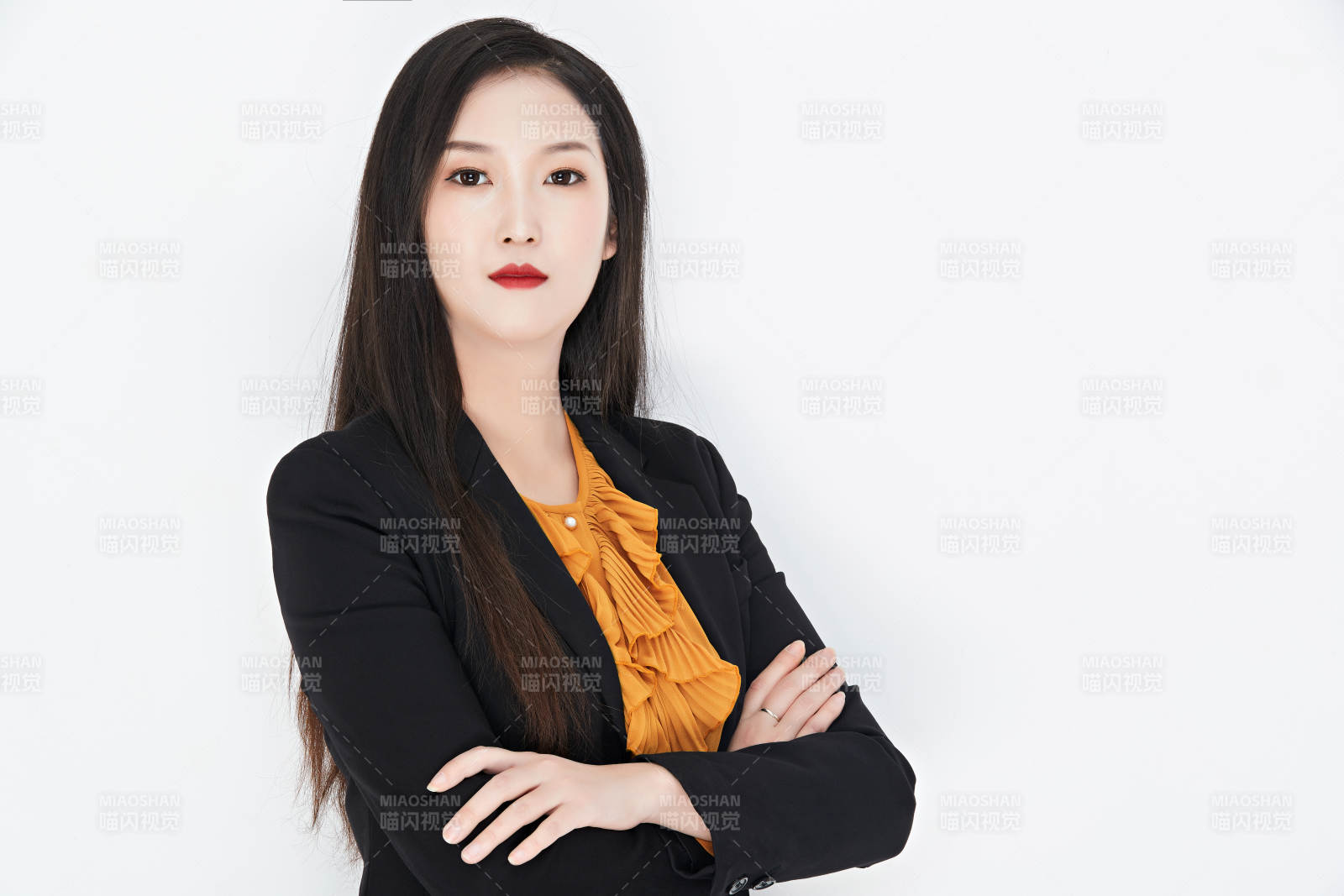白色背景下的美丽商务女性肖像图片