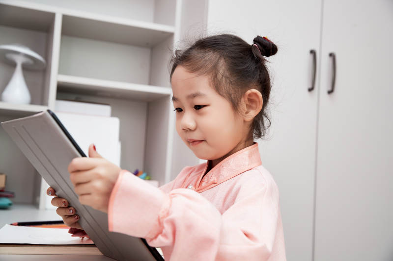 在家玩耍的亚洲小女孩图片