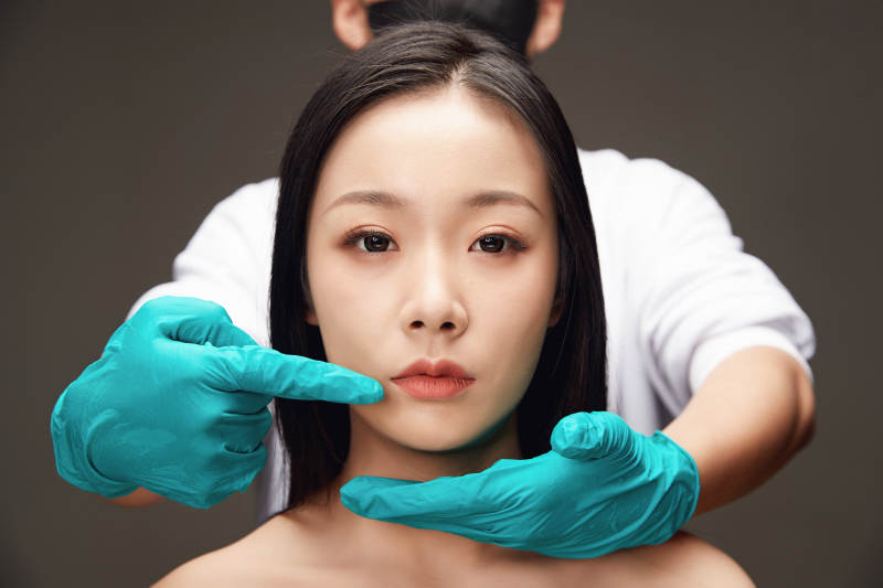 黑色背景里的亚洲美女面部特写医美整容图片