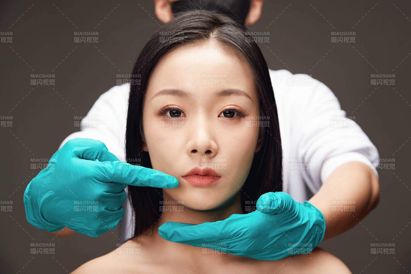 黑色背景里的亚洲美女面部特写医美整容图片