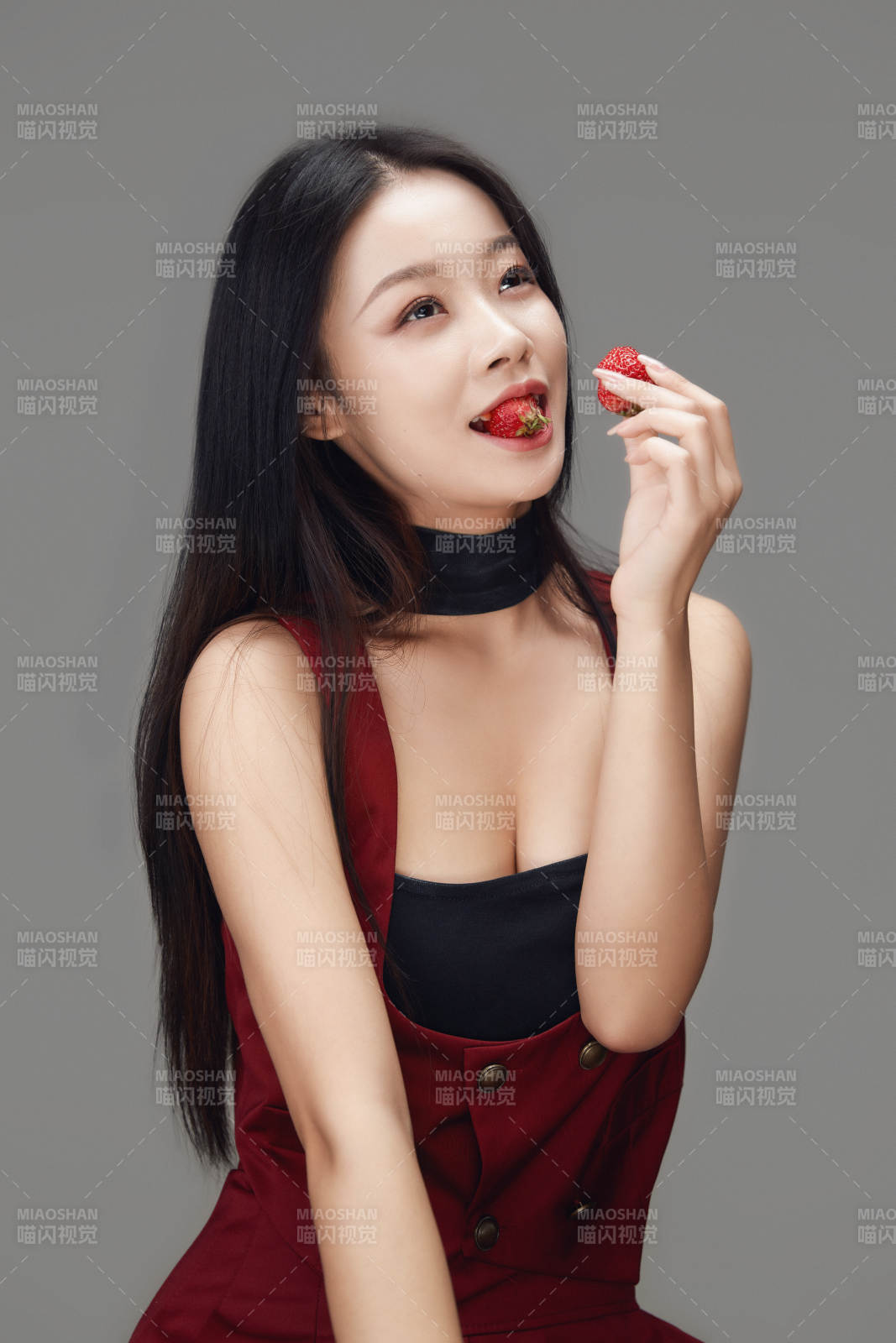 吃水果的亚洲东方长发少女图片