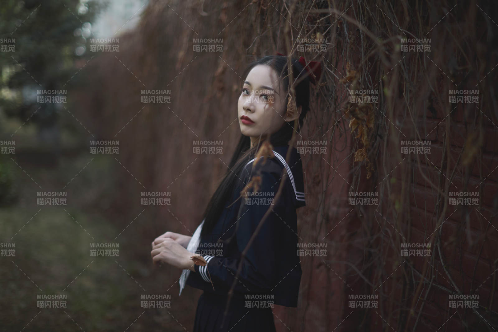 日系户外公园穿jk校服的少女图片