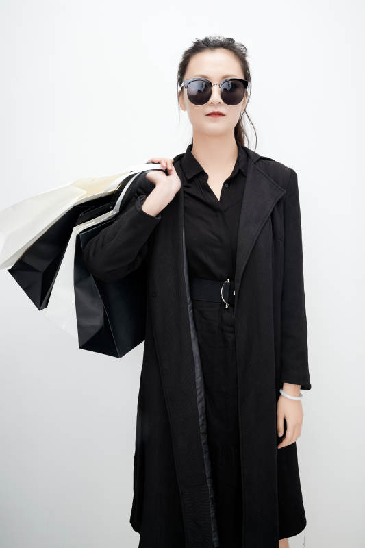 白色背景下手提购物袋时尚美丽的亚洲少女图片