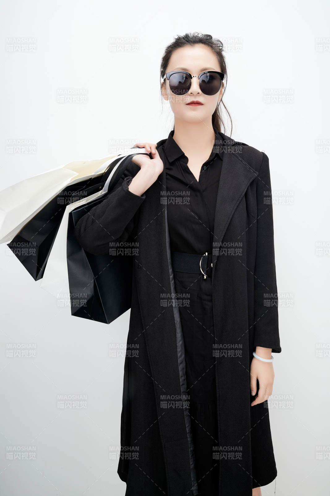 白色背景下手提购物袋时尚美丽的亚洲少女图片