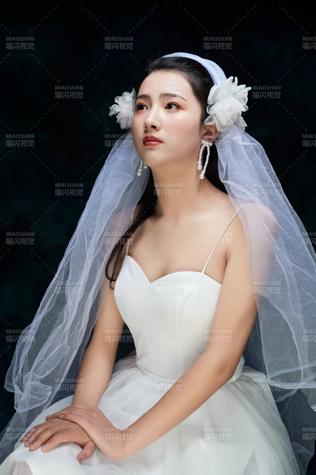 黑色背景下的女性复古婚纱妆面图片