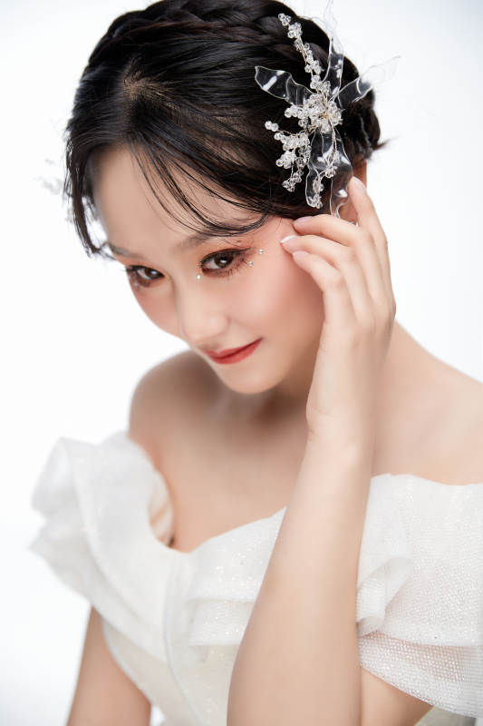 女性婚纱妆面图片