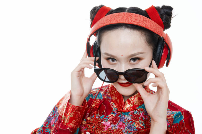 身穿中国传统服饰的青年女性图片