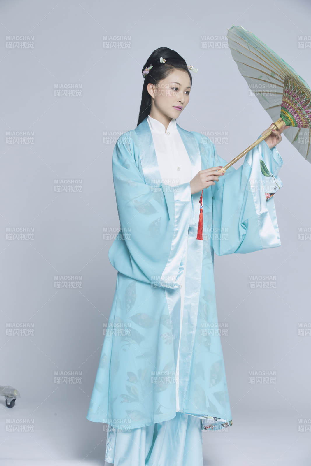 身穿古装的汉服女性人像汉服影棚拍摄图片
