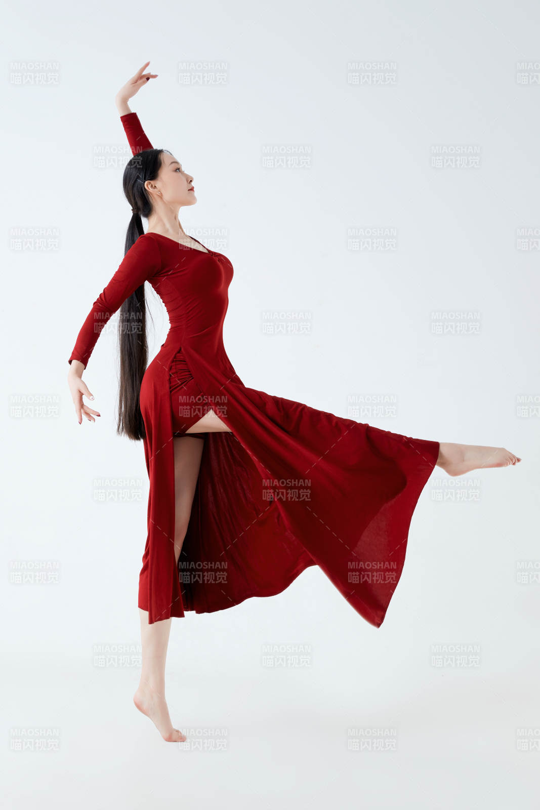 穿着红色长裙翩翩起舞的少女图片