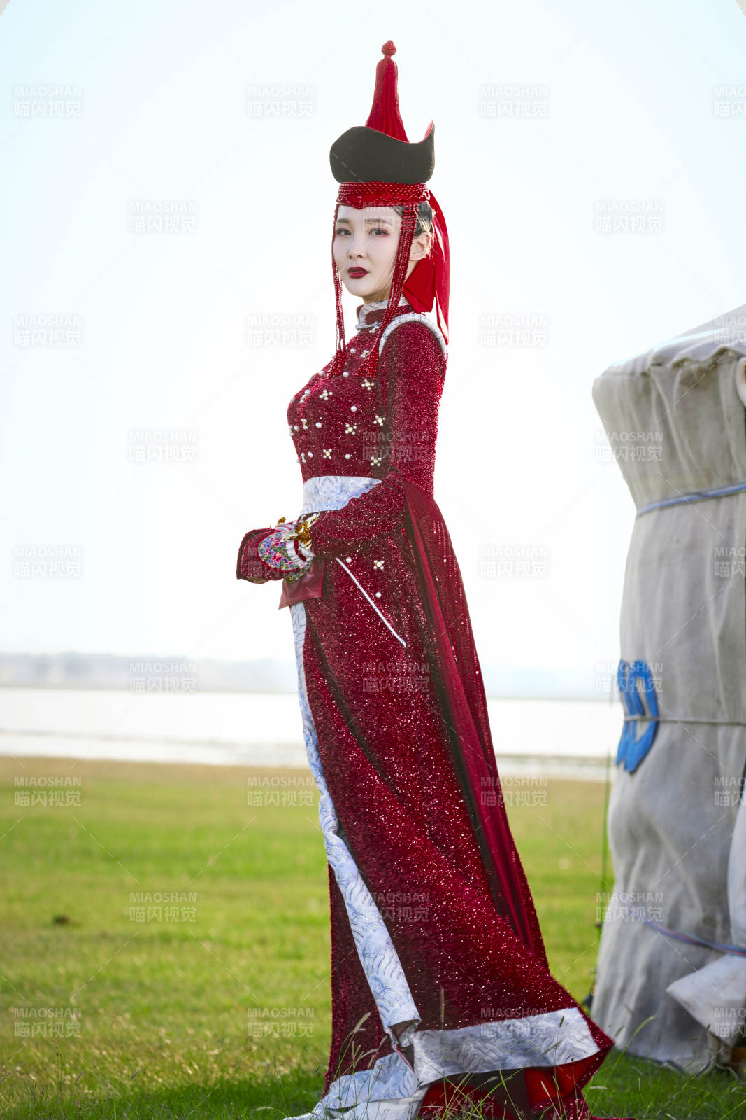 草原上穿着蒙古族传统服饰的亚洲年轻美少女图片