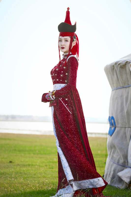 草原上穿着蒙古族传统服饰的亚洲年轻美少女图片