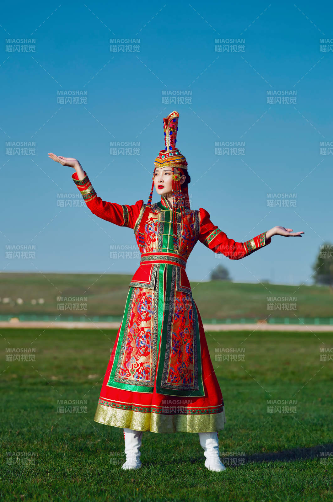 草原上穿着蒙古族传统服饰的亚洲年轻美少女图片