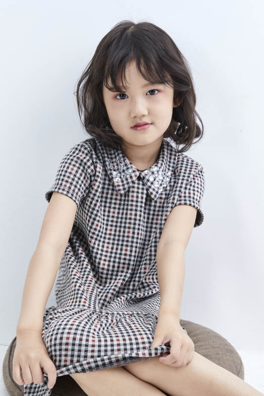 白色色背景的可爱的亚洲小女孩儿童图片